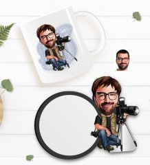Kişiye Özel Erkek Fotoğrafçı Karikatürlü Beyaz Kupa ve Ahşap Bardak Altlığı Hediye Seti-1