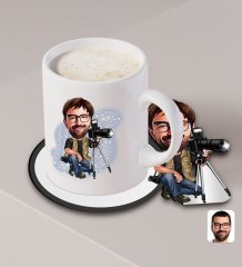 Kişiye Özel Erkek Fotoğrafçı Karikatürlü Beyaz Kupa ve Ahşap Bardak Altlığı Hediye Seti-1