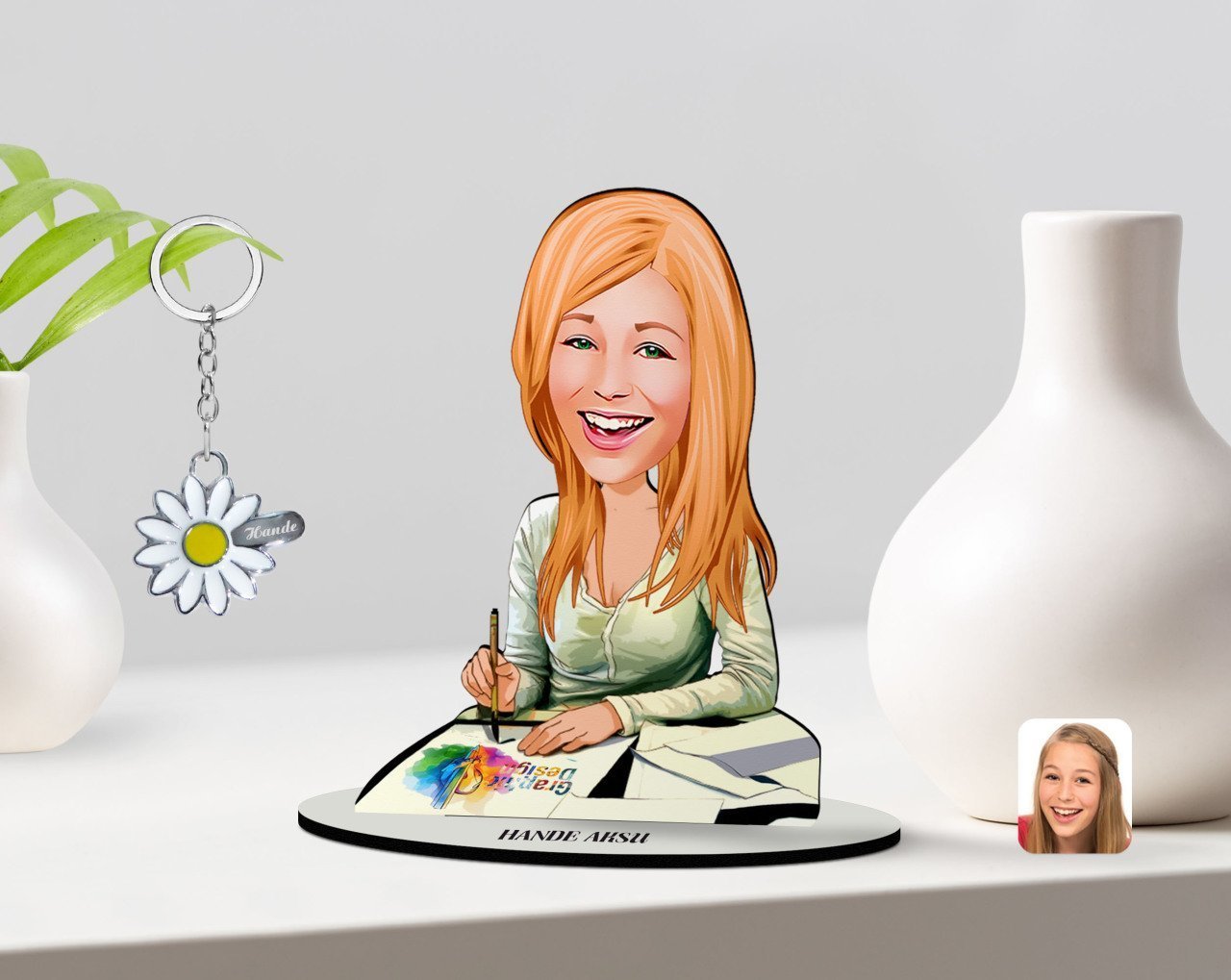 Kişiye Özel Kadın Grafik Tasarımcı Karikatürlü 3D Ahşap Biblo ve İsimli Silver Papatya Anahtarlık-1