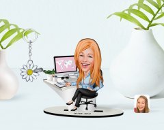 Kişiye Özel Kadın Genel Müdür Karikatürlü 3D Ahşap Biblo ve İsimli Silver Papatya Anahtarlık-1
