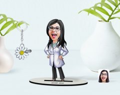 Kişiye Özel Kadın Doktor Karikatürlü 3D Ahşap Biblo ve İsimli Silver Papatya Anahtarlık-1
