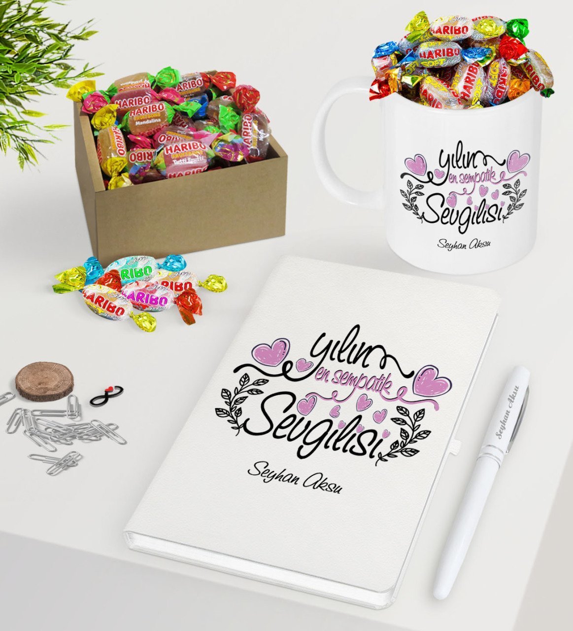 Kişiye Özel Yılın En Sempatik Sevgilisi Beyaz Defter Kalem Kupa ve Kutulu Haribo Şeker Hediye Seti