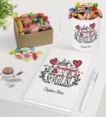 Kişiye Özel Yılın En Mükemmel Sevgilisi Beyaz Defter Kalem Kupa ve Kutulu Haribo Şeker Hediye Seti