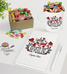 Kişiye Özel Yılın En Güzel Sevgilisi Beyaz Defter Kalem Kupa ve Kutulu Haribo Şeker Hediye Seti