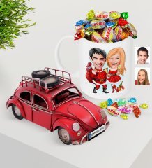 Kişiye Özel Yeni Yıl Sevgililer Karikatürlü Plakalı Nostaljik Kırmızı Metal Vosvos ve Kupa Haribo Şeker Seti-3