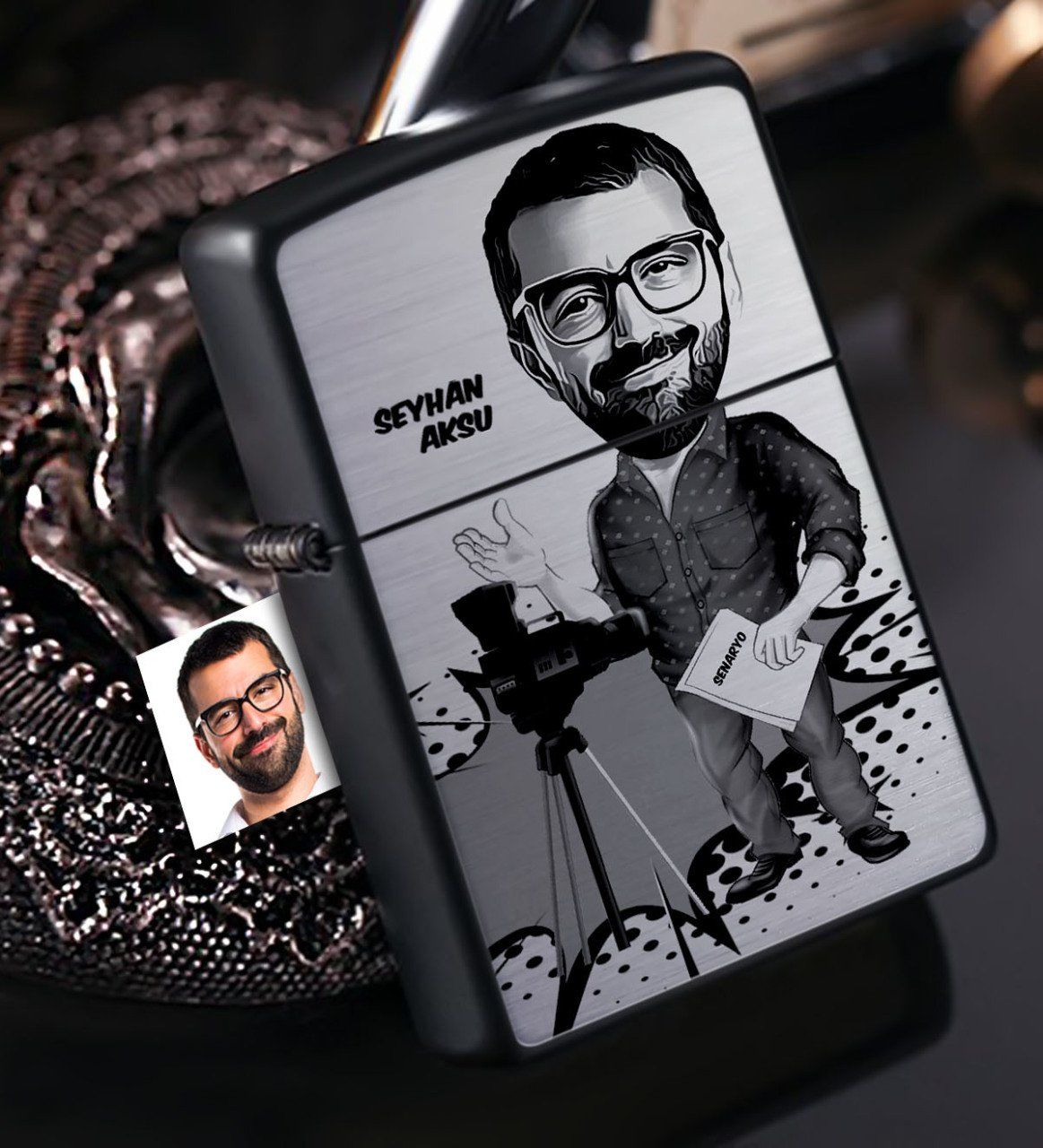 Kişiye Özel Bay Yönetmen Karikatürlü Benzinli Siyah Metal Çakmak - 1