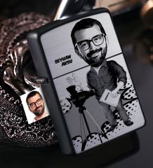 Kişiye Özel Bay Yönetmen Karikatürlü Benzinli Siyah Metal Çakmak - 1