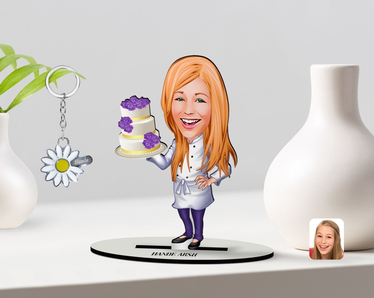 Kişiye Özel Kadın Chef Karikatürlü 3D Ahşap Biblo ve İsimli Silver Papatya Anahtarlık-2