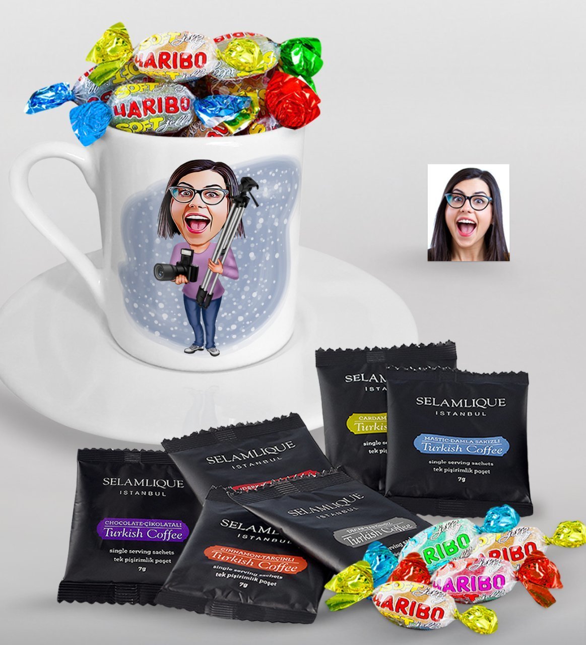 Kişiye Özel Bayan Profesyonel Fotoğrafçı Karikatürlü Türk Kahvesi Fincanı Selamlique Karışık Türk Kahvesi ve Haribo Şeker Hediye Seti