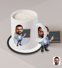 Kişiye Özel Erkek Kimya Öğretmeni Karikatürlü Beyaz Kupa ve Ahşap Bardak Altlığı Hediye Seti-1