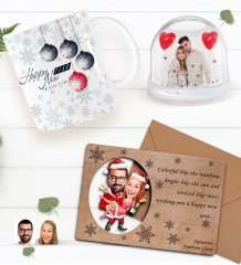 Kişiye Özel Fotoğraflı Kar Küresi & Happy New Year Kupa Bardak & Retro Ahşap Yılbaşı Tebrik Kartı Hediye Seti-8F