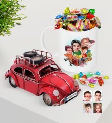 Kişiye Özel Yeni Yıl Aile Karikatürlü Plakalı Nostaljik Kırmızı Metal Vosvos ve Kupa Haribo Şeker Seti-6