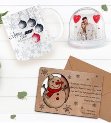 Kişiye Özel Fotoğraflı Kar Küresi & Happy New Year Kupa Bardak & Retro Ahşap Yılbaşı Tebrik Kartı Hediye Seti-8D
