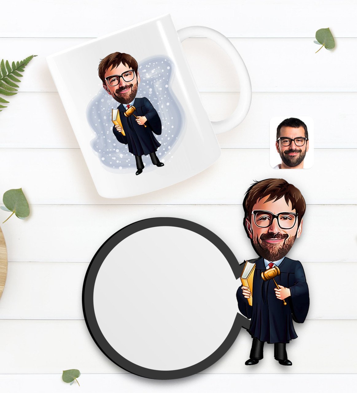 Kişiye Özel Erkek Hakim Karikatürlü Beyaz Kupa ve Ahşap Bardak Altlığı Hediye Seti-1