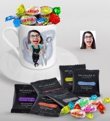 Kişiye Özel Bayan Kuaför Karikatürlü Türk Kahvesi Fincanı Selamlique Karışık Türk Kahvesi ve Haribo Şeker Hediye Seti-1