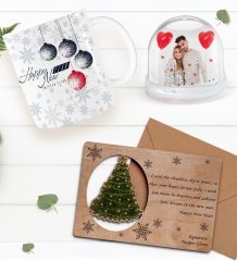 Kişiye Özel Fotoğraflı Kar Küresi & Happy New Year Kupa Bardak & Retro Ahşap Yılbaşı Tebrik Kartı Hediye Seti-8A