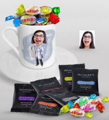 Kişiye Özel Bayan Göz Doktoru Karikatürlü Türk Kahvesi Fincanı Selamlique Karışık Türk Kahvesi ve Haribo Şeker Hediye Seti