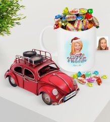 Kişiye Özel Kadın Yeni Yıl Karikatürlü Plakalı Nostaljik Kırmızı Metal Vosvos ve Kupa Haribo Şeker Seti-3