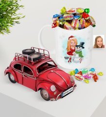 Kişiye Özel Kadın Yeni Yıl Karikatürlü Plakalı Nostaljik Kırmızı Metal Vosvos ve Kupa Haribo Şeker Seti-2