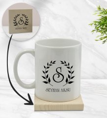 BK Gift Kişiye Özel Çelenk Baş Harfli İsimli Beyaz Kupa Bardak ve Ahşap Bardak Altlığı Hediye Seti - Model 4