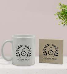 BK Gift Kişiye Özel Çelenk Baş Harfli İsimli Beyaz Kupa Bardak ve Ahşap Bardak Altlığı Hediye Seti - Model 4