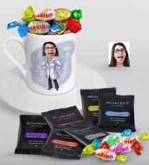 Kişiye Özel Bayan Doktor Karikatürlü Türk Kahvesi Fincanı Selamlique Karışık Türk Kahvesi ve Haribo Şeker Hediye Seti-1
