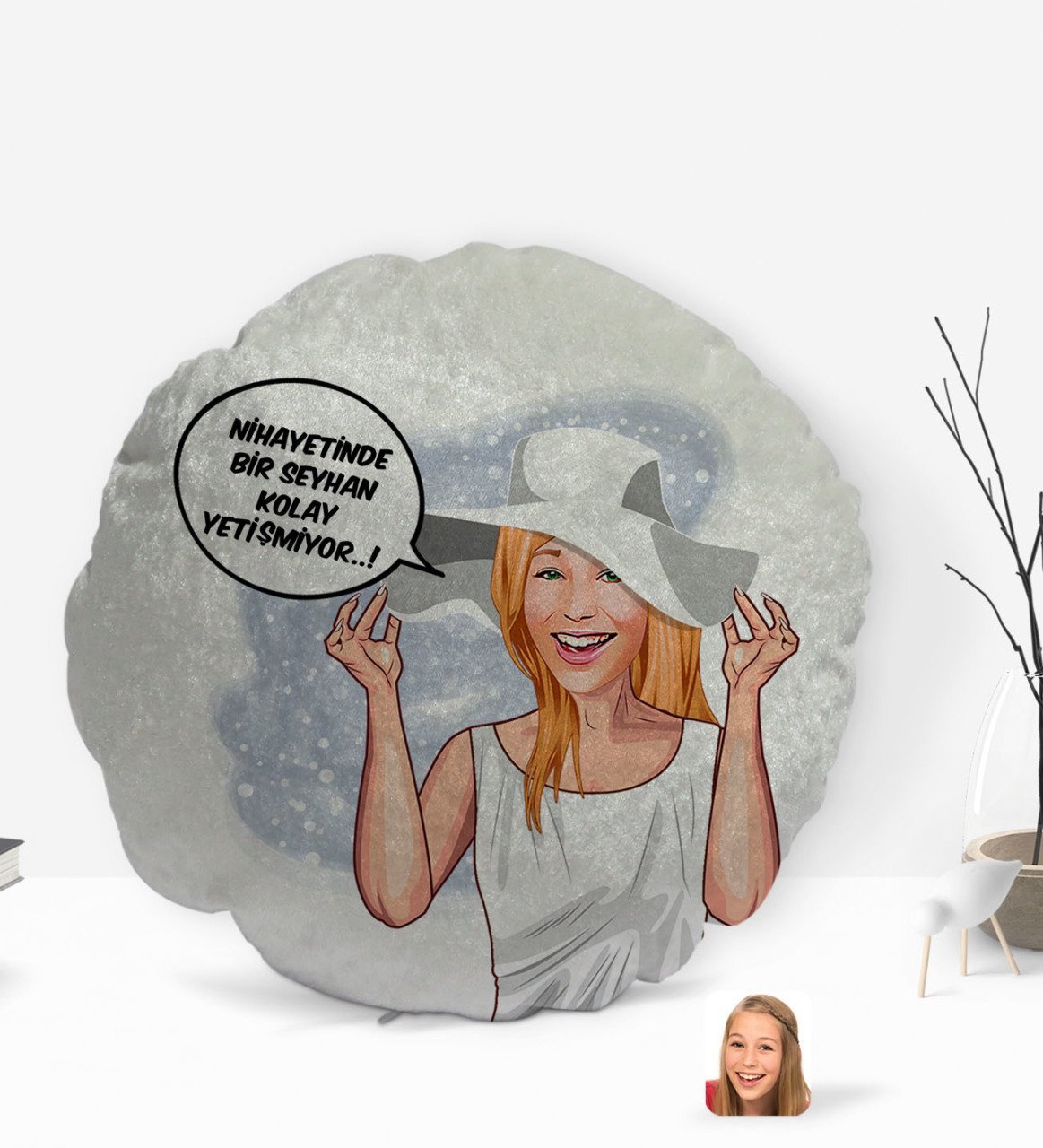Kişiye Özel İsimli Kadın Nihayetinde Karikatürlü Yuvarlak Dekoratif Kırlent Yastık-6