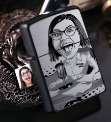 Kişiye Özel Bayan Spiker Sunucu Karikatürlü Benzinli Siyah Metal Çakmak - 1