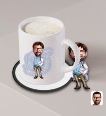 Kişiye Özel Erkek Doktor Karikatürlü Beyaz Kupa ve Ahşap Bardak Altlığı Hediye Seti-8