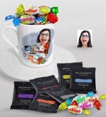 Kişiye Özel Bayan Bankacı Karikatürlü Türk Kahvesi Fincanı Selamlique Karışık Türk Kahvesi ve Haribo Şeker Hediye Seti-1