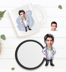 Kişiye Özel Erkek Doktor Karikatürlü Beyaz Kupa ve Ahşap Bardak Altlığı Hediye Seti-1