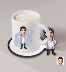 Kişiye Özel Erkek Doktor Karikatürlü Beyaz Kupa ve Ahşap Bardak Altlığı Hediye Seti-1