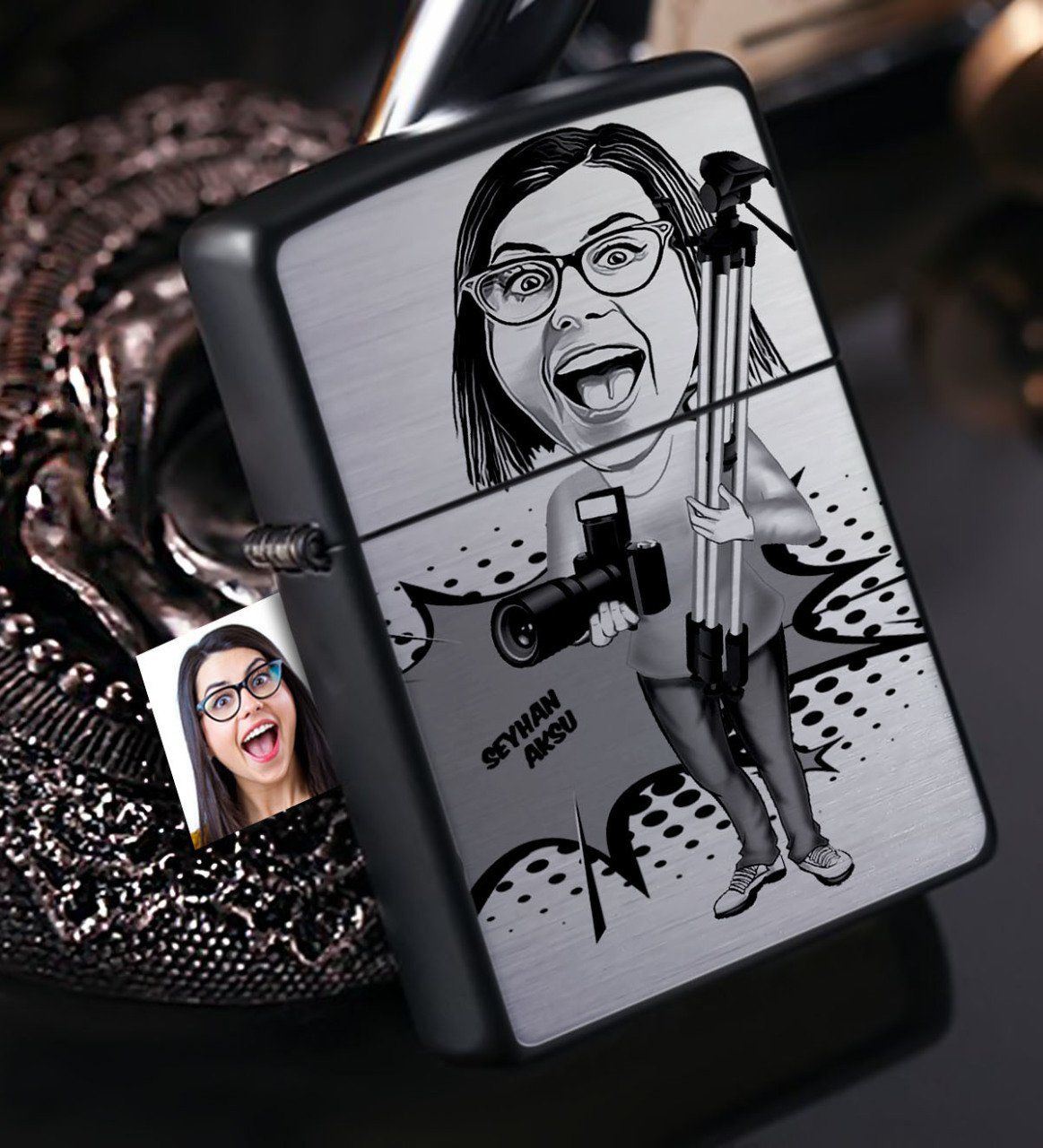 Kişiye Özel Bayan Fotoğraf Sanatçısı Karikatürlü Benzinli Siyah Metal Çakmak - 1