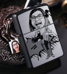 Kişiye Özel Bayan Fotoğraf Sanatçısı Karikatürlü Benzinli Siyah Metal Çakmak - 1