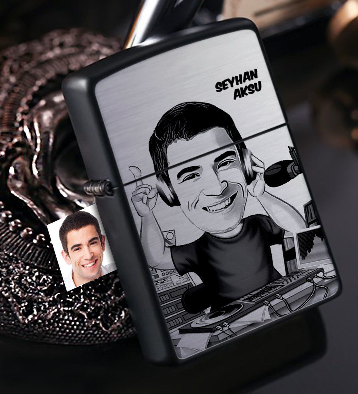 Kişiye Özel Bay Radyocu Karikatürlü Benzinli Siyah Metal Çakmak - 1