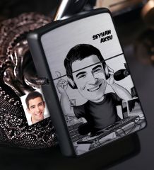 Kişiye Özel Bay Radyocu Karikatürlü Benzinli Siyah Metal Çakmak - 1
