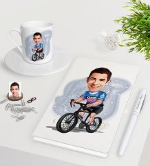 Kişiye Özel Erkek Bisiklet Sürücüsü Karikatürlü Beyaz Defter Kalem Türk Kahvesi Fincanı Seti-1