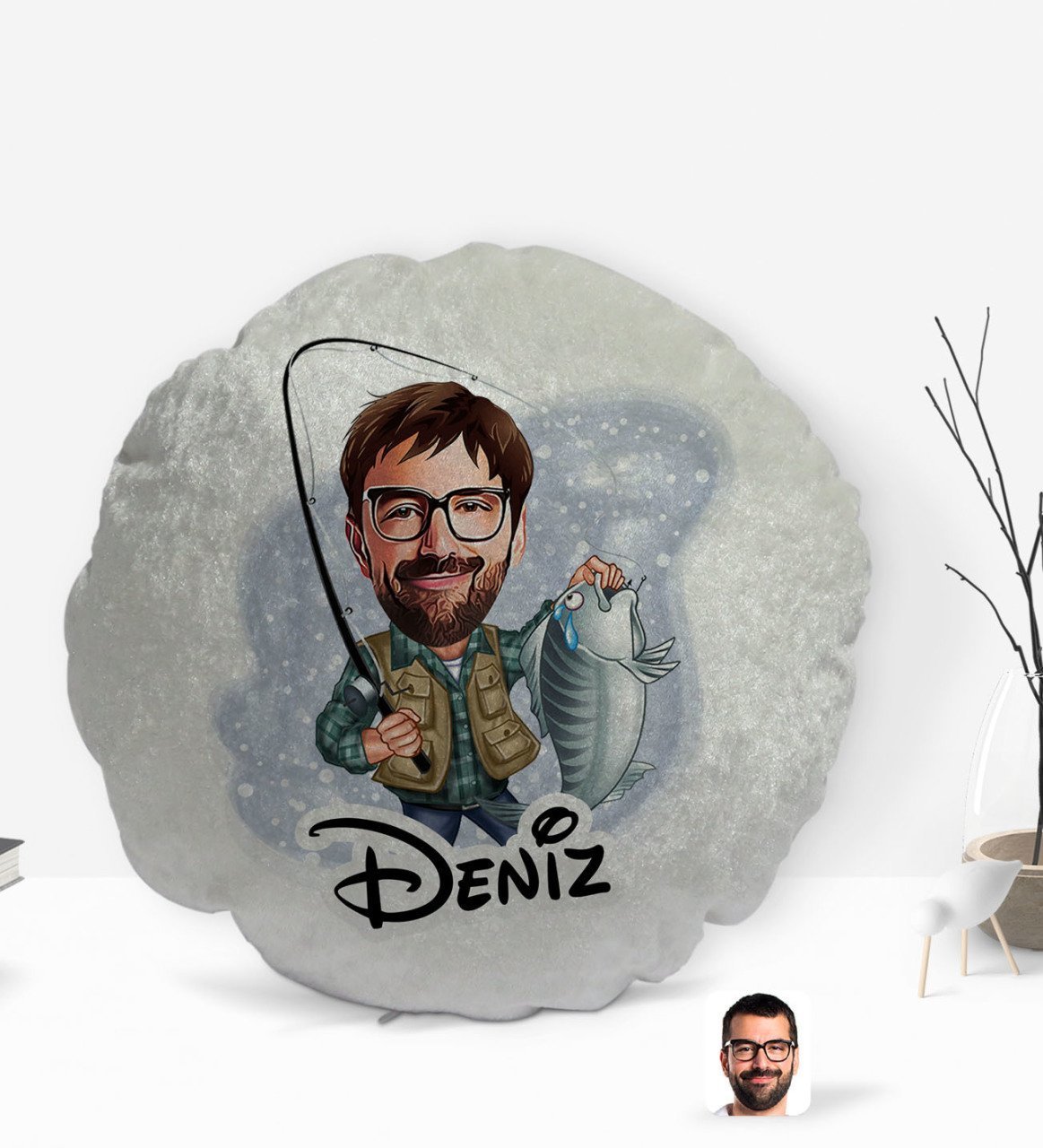 Kişiye Özel İsimli Erkek Balıkçı Karikatürlü Yuvarlak Dekoratif Kırlent Yastık-1