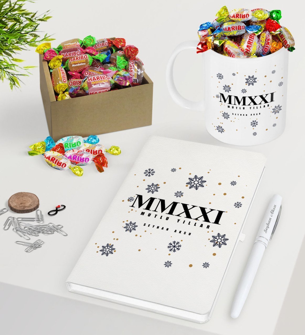 BK Gift Kişiye Özel 2023 Mutlu Yıllar Beyaz Defter Kalem Kupa ve Kutulu Haribo Şeker Hediye Seti-14