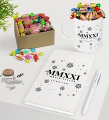BK Gift Kişiye Özel 2023 Mutlu Yıllar Beyaz Defter Kalem Kupa ve Kutulu Haribo Şeker Hediye Seti-14