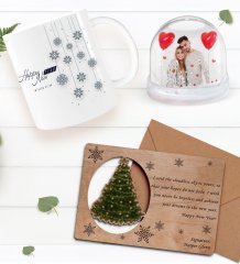 Kişiye Özel Fotoğraflı Kar Küresi & Happy New Year Kupa Bardak & Retro Ahşap Yılbaşı Tebrik Kartı Hediye Seti-4A