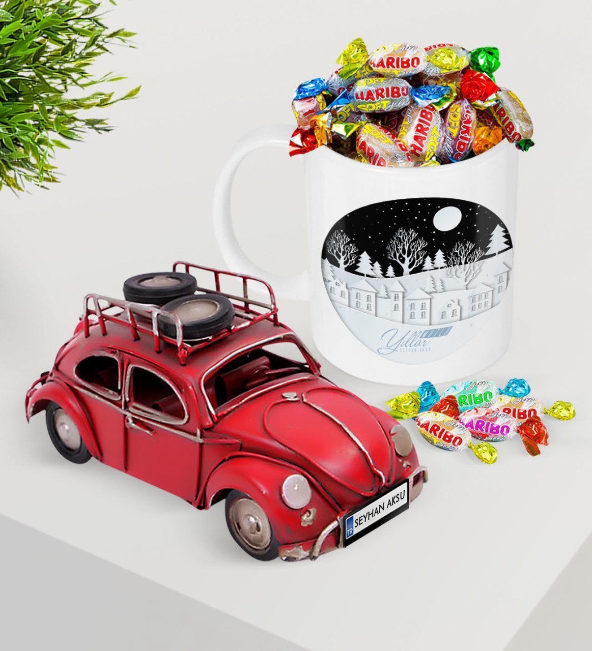 Kişiye Özel Yılbaşı Mutlu Yıllar Plakalı Nostaljik Kırmızı Metal Vosvos ve Kupa Haribo Şeker Seti-24