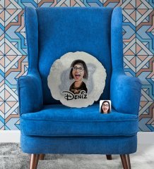 Kişiye Özel İsimli Mona Lisa Karikatürlü Yuvarlak Dekoratif Kırlent Yastık-1