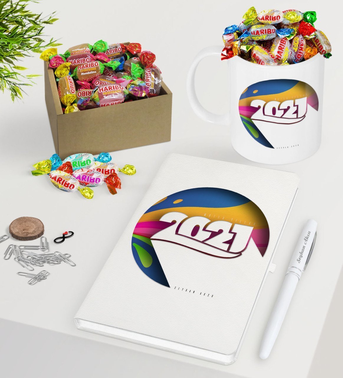 BK Gift Kişiye Özel 2023 Mutlu Yıllar Beyaz Defter Kalem Kupa ve Kutulu Haribo Şeker Hediye Seti-10