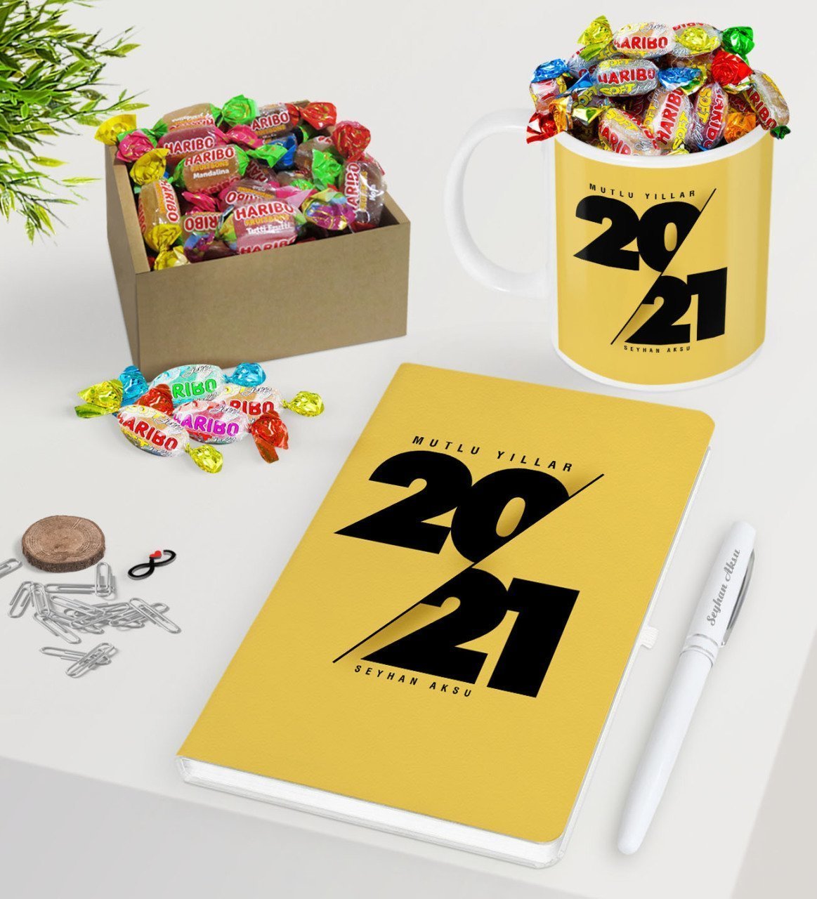 BK Gift Kişiye Özel 2023 Mutlu Yıllar Beyaz Defter Kalem Kupa ve Kutulu Haribo Şeker Hediye Seti-9