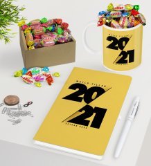 BK Gift Kişiye Özel 2023 Mutlu Yıllar Beyaz Defter Kalem Kupa ve Kutulu Haribo Şeker Hediye Seti-9