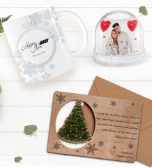 Kişiye Özel Fotoğraflı Kar Küresi & Happy New Year Kupa Bardak & Retro Ahşap Yılbaşı Tebrik Kartı Hediye Seti-3A