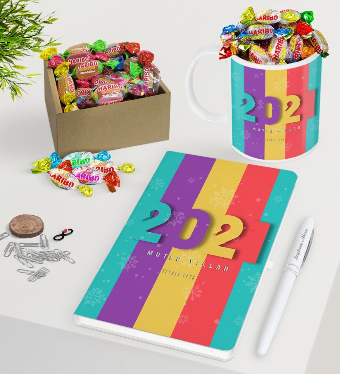 BK Gift Kişiye Özel 2023 Mutlu Yıllar Beyaz Defter Kalem Kupa ve Kutulu Haribo Şeker Hediye Seti-8