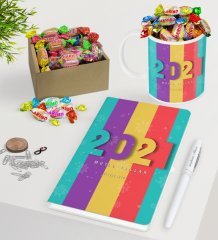 BK Gift Kişiye Özel 2023 Mutlu Yıllar Beyaz Defter Kalem Kupa ve Kutulu Haribo Şeker Hediye Seti-8