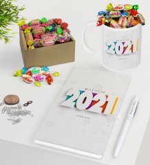 BK Gift Kişiye Özel 2023 Mutlu Yıllar Beyaz Defter Kalem Kupa ve Kutulu Haribo Şeker Hediye Seti-5